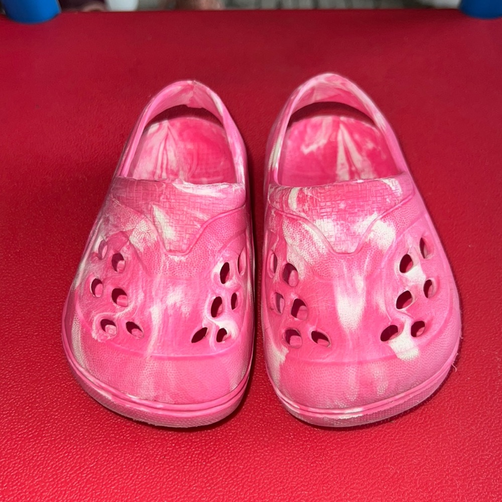 Infant pink and white rubber sandals